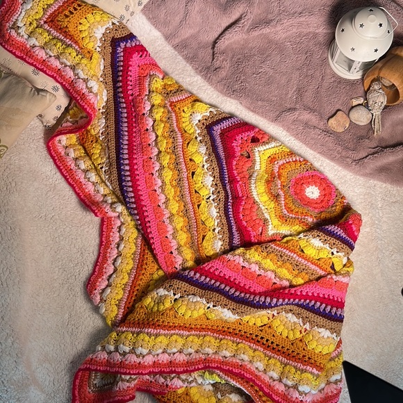 Handmade crochet square blanket - Picture 3 of 4